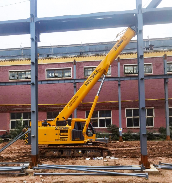 擎臂破泥濘，穩(wěn)力定乾坤！XGTC30L5攻堅(jiān)泥沼鋼結(jié)構(gòu)吊裝