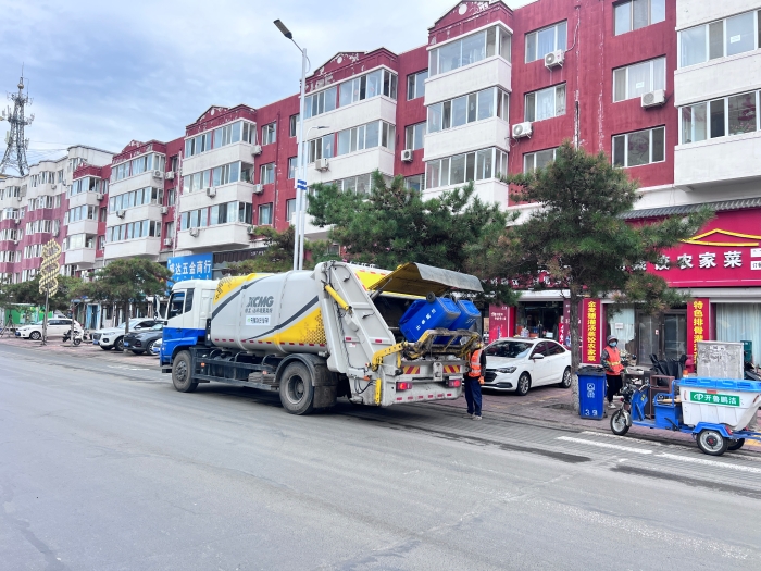 徐工18噸后裝壓縮式垃圾車在內蒙通遼市進行垃圾收轉運作業(yè)