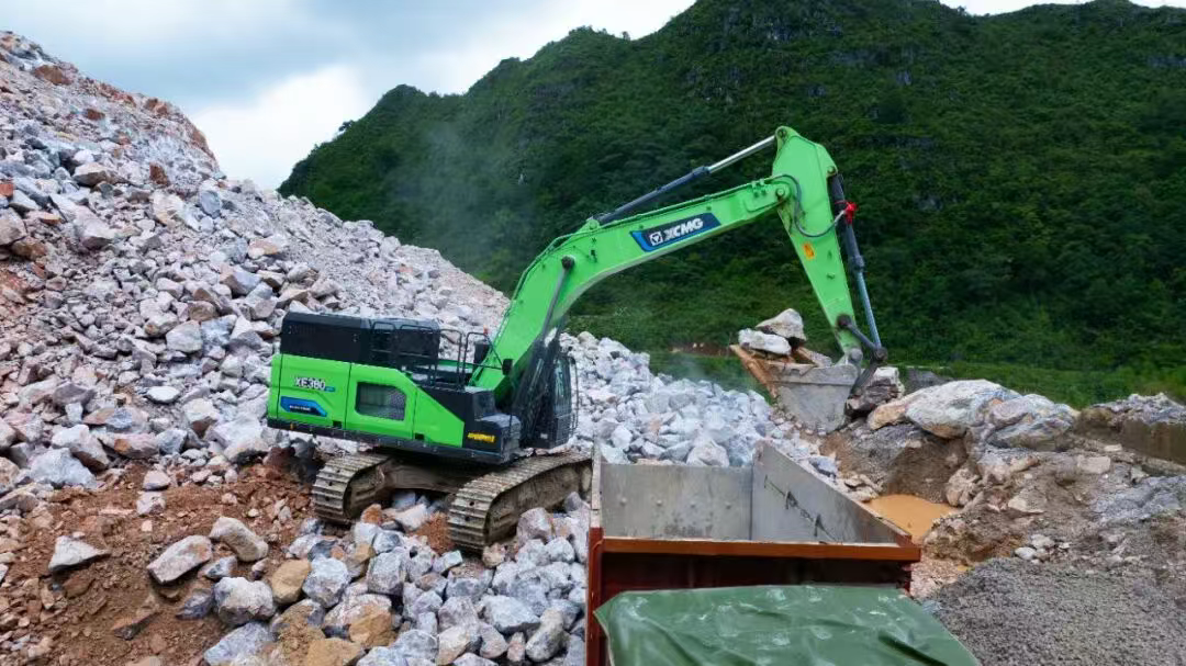 廣西“石料大戶”親測：徐工XE380EV電挖，年省六七成！