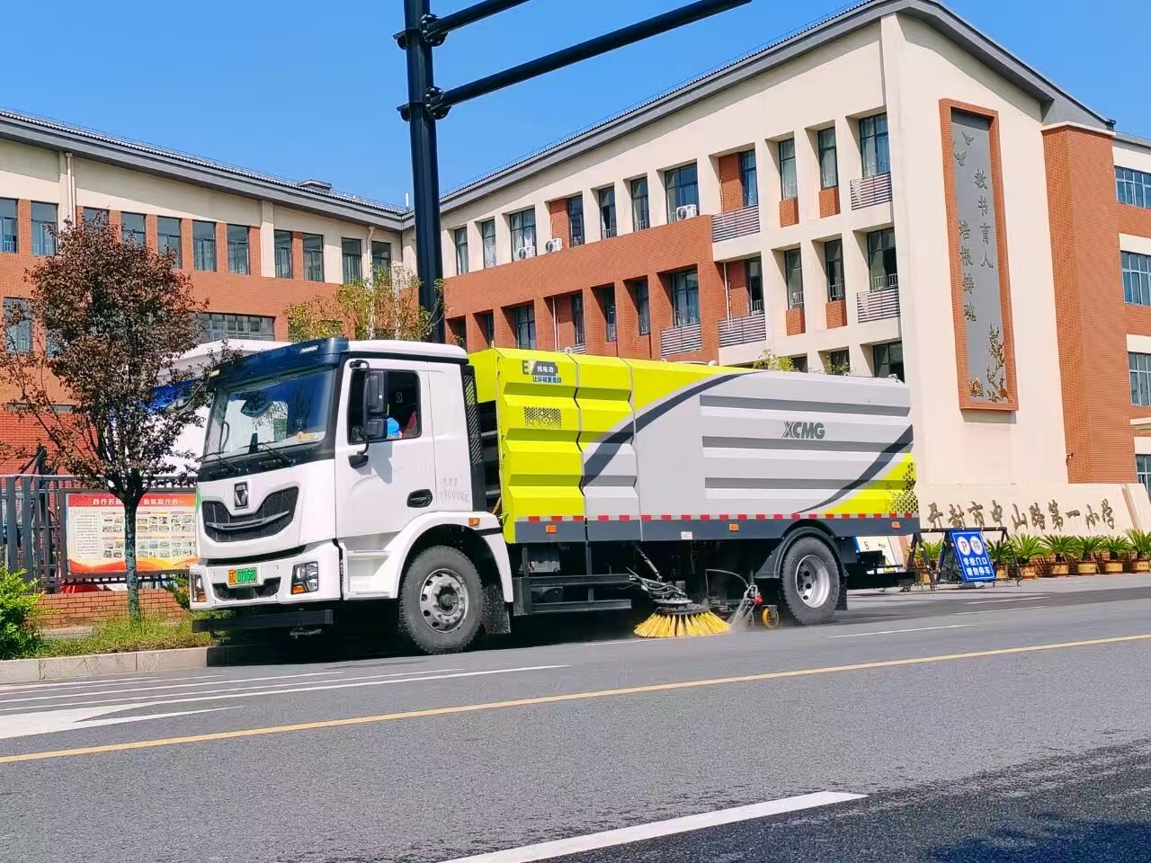 徐工洗掃車“硬核出擊”，開封中山路煥新升級