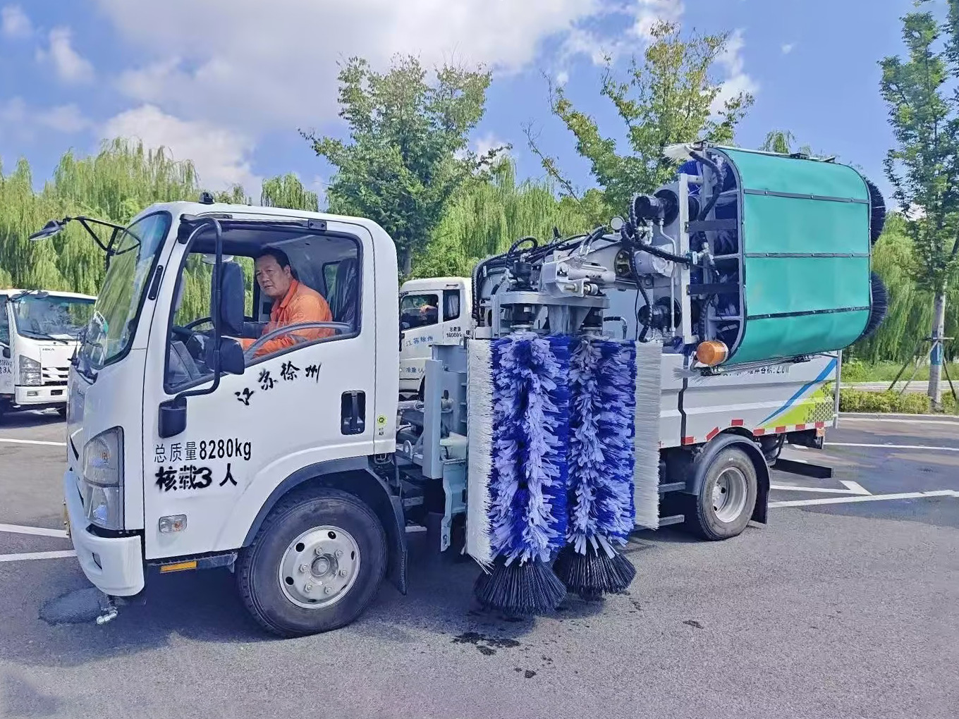 徐工護欄清洗車：智慧守護徐州經(jīng)開區(qū)的“城市美學”