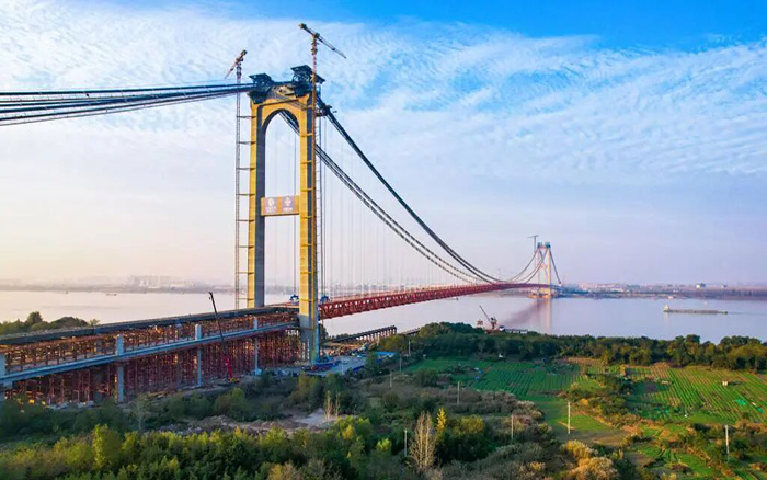 一橋飛架南北！徐工塔機助力世界級工程燕磯長江大橋順利合龍