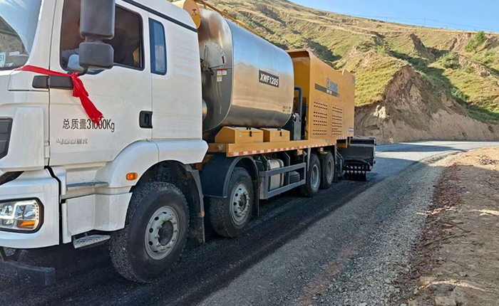 聚焦公路長壽之道，徐工纖維同步封層車護(hù)航陜西交通新征程