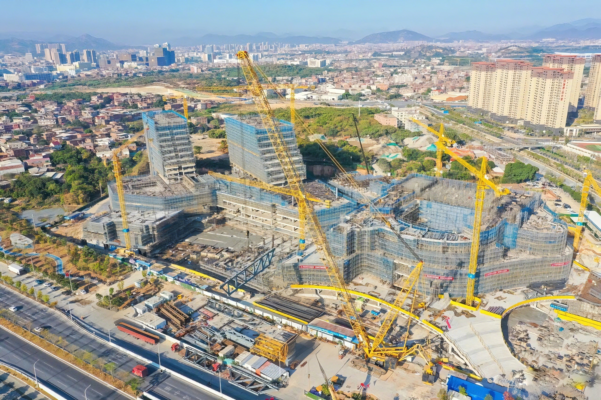沒人敢接的 “燙手山芋”！三重考驗(yàn)下，這臺(tái)千噸級(jí)的表現(xiàn)太頂了