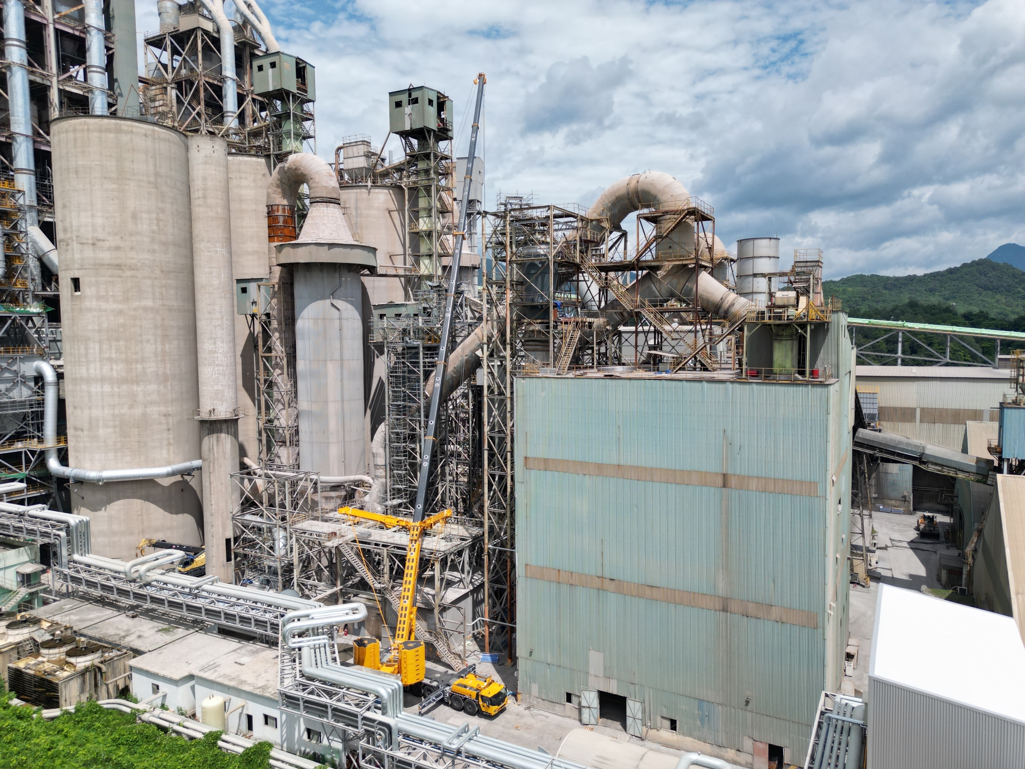 高效精準(zhǔn)，穩(wěn)如磐石——徐工XCA450_K全地面起重機(jī)助力現(xiàn)代水泥廠核心設(shè)備吊裝