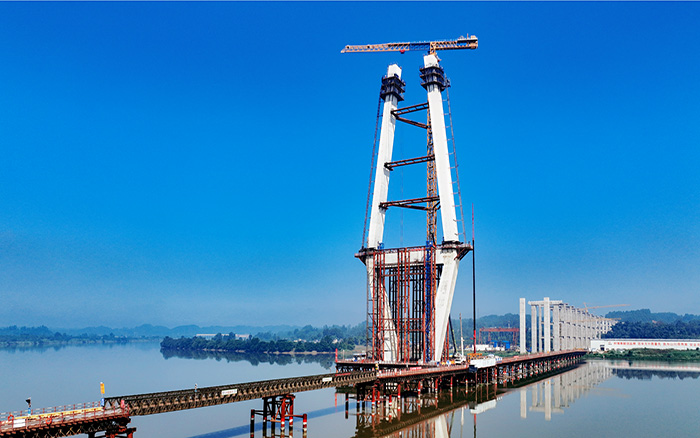 216.6米！徐工塔機助建漢陽湖岷江特大橋主塔封頂