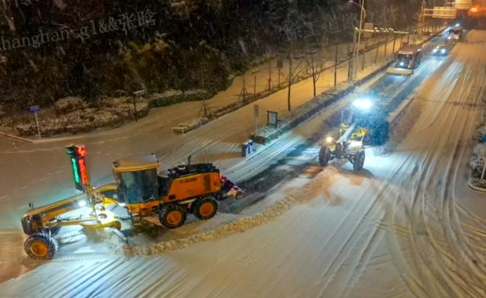 暴雪來襲！數(shù)十臺平地機集體出動，守護(hù)出行安全