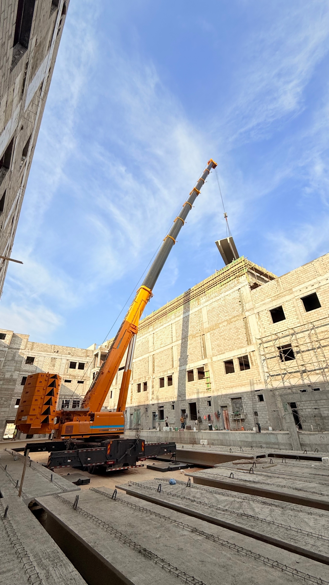 力擎千鈞，精準(zhǔn)入微：徐工XCA600L8_1起重機(jī)決勝沙特超高層吊裝