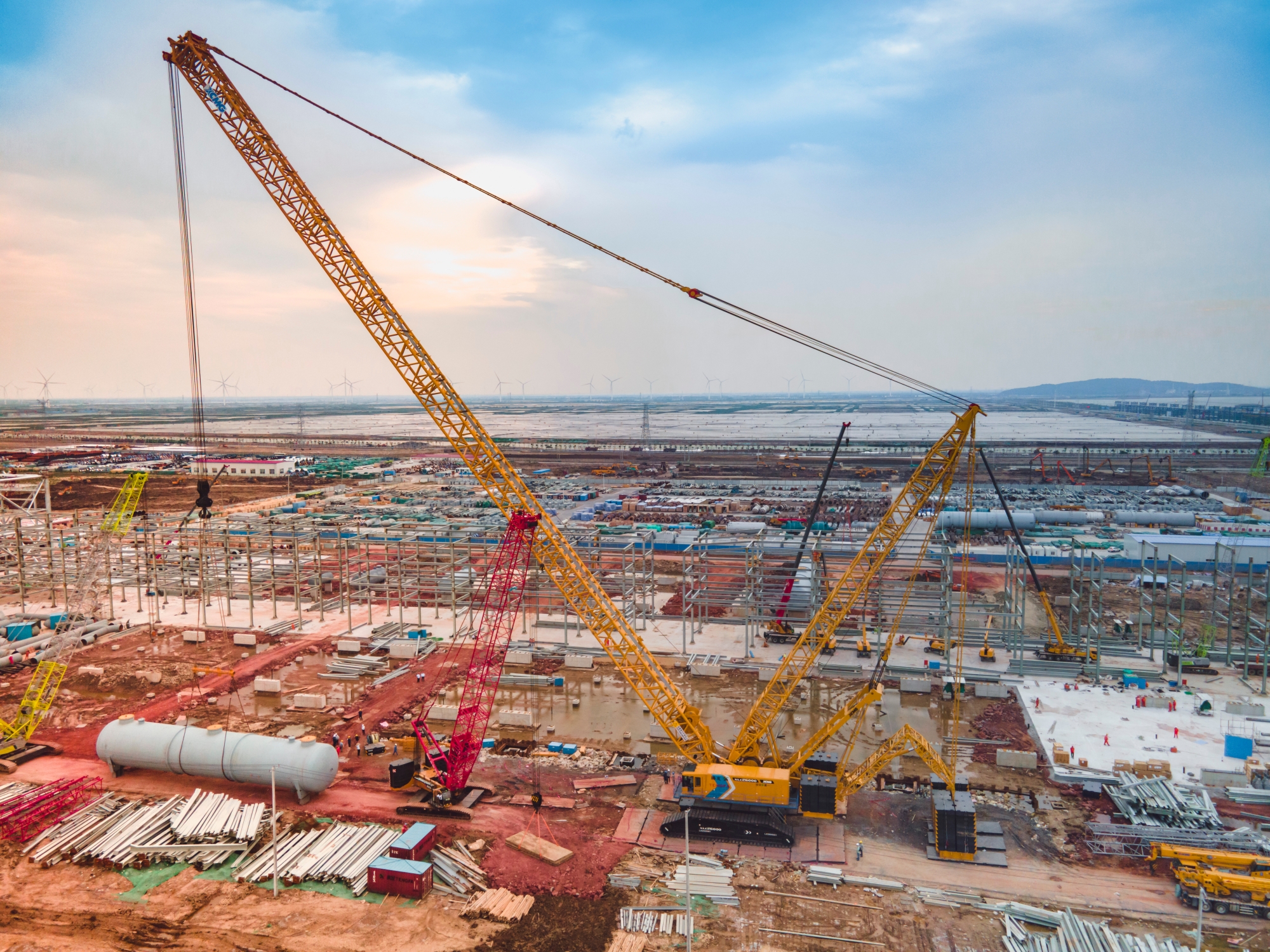 “巨艦”超新星！全球首臺(tái)徐工XLC26000閃耀海濱！