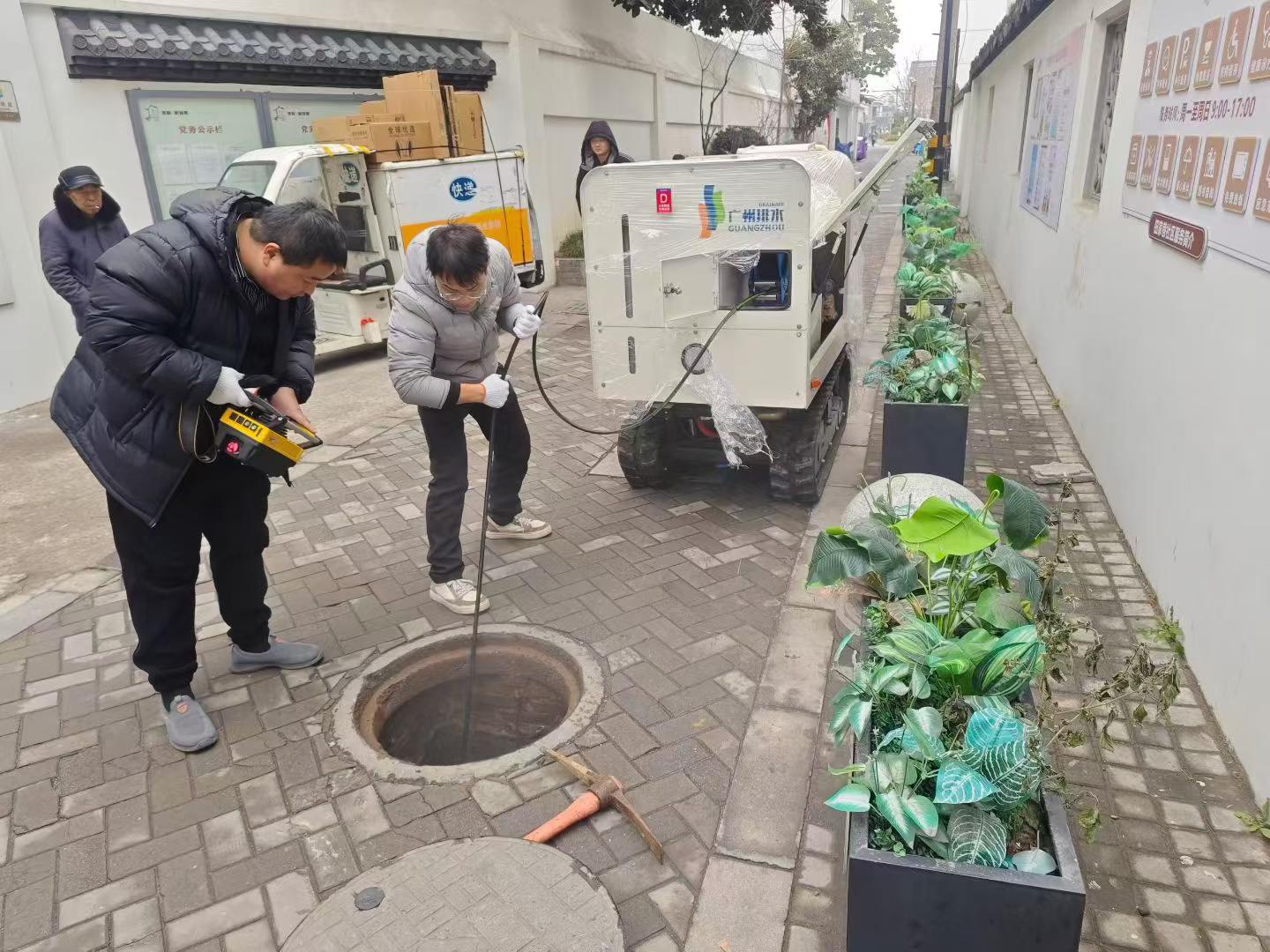 徐工小型管網(wǎng)設備，成功解決狹窄路段管網(wǎng)中存在的堵塞問題