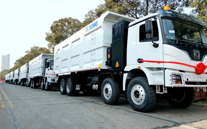 徐工純電動自卸車列隊出海，助力當?shù)孛禾窟\輸綠色轉型