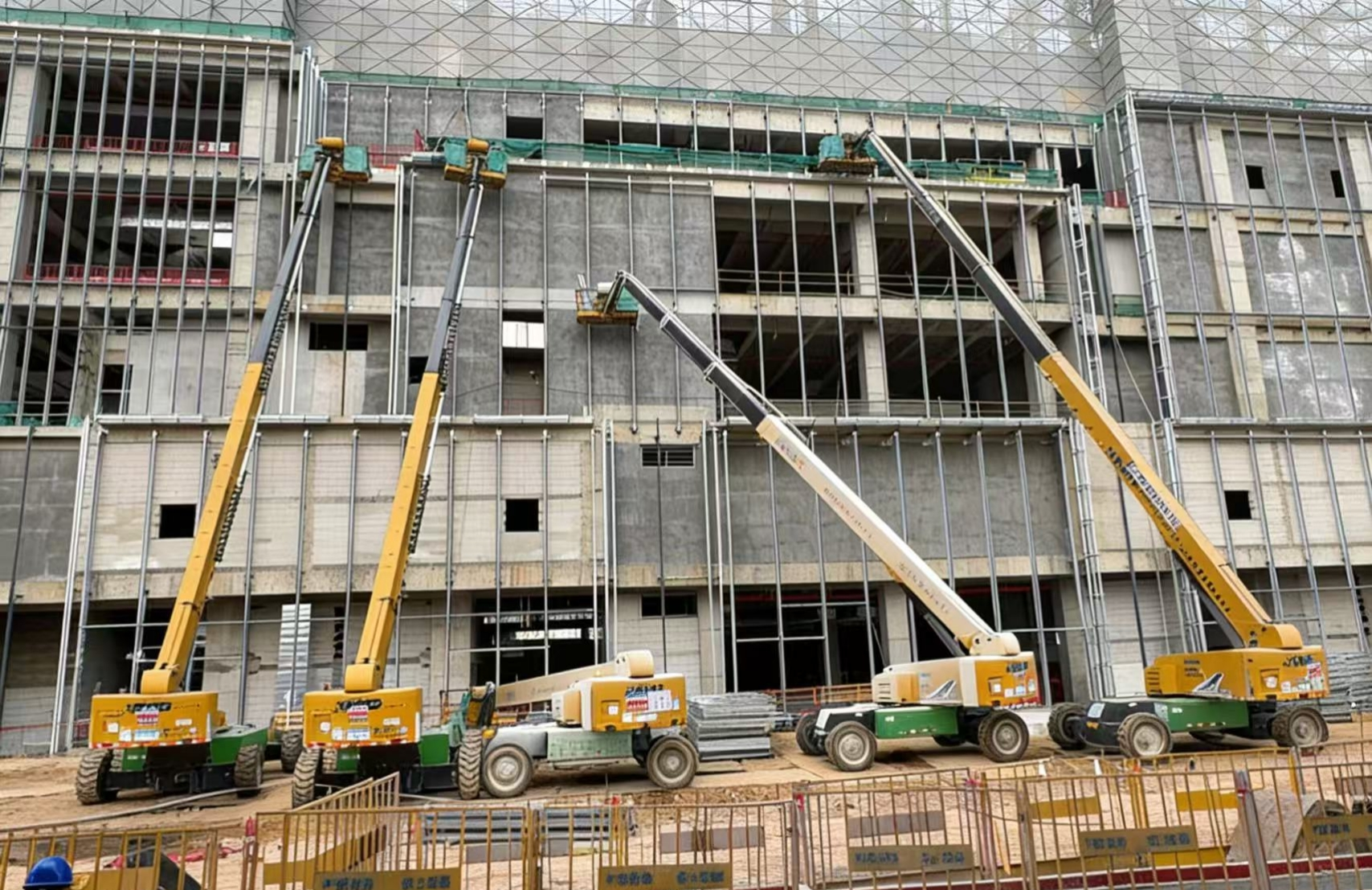 群臂擎地標(biāo)！徐工40米級(jí)高空作業(yè)平臺(tái)賦能東莞華潤置地中心萬象城外立面建設(shè)