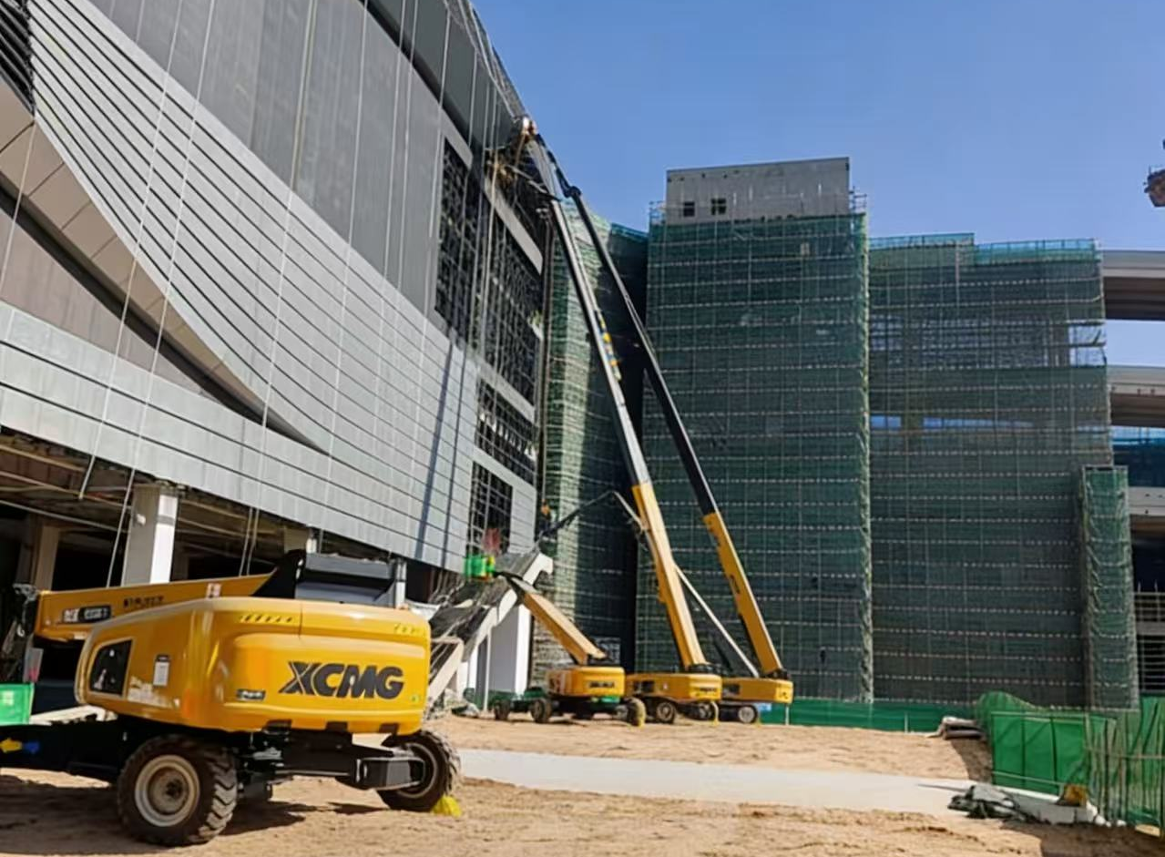擎天巨臂筑“天空之城”！徐工高米數(shù)車隊(duì)助建亞洲最大“公鐵?！敝腔蹣屑~