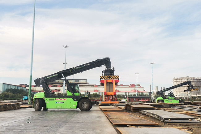 縱橫西北，馭“電”前行！徐工正面吊的綠色征途