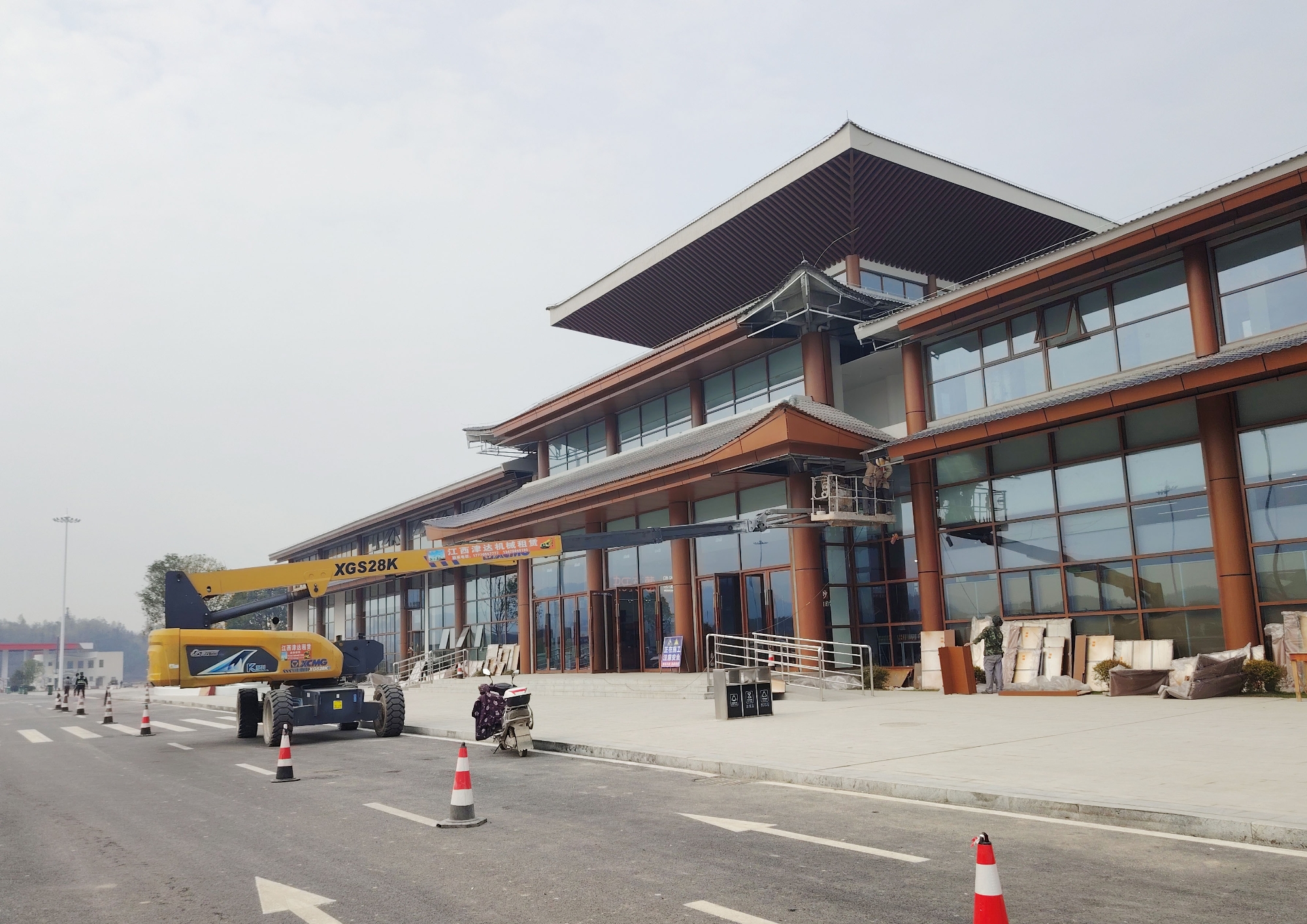 靈活高效筑通途！徐工XGS28K助力江西省吉安市峽江服務(wù)區(qū)施工